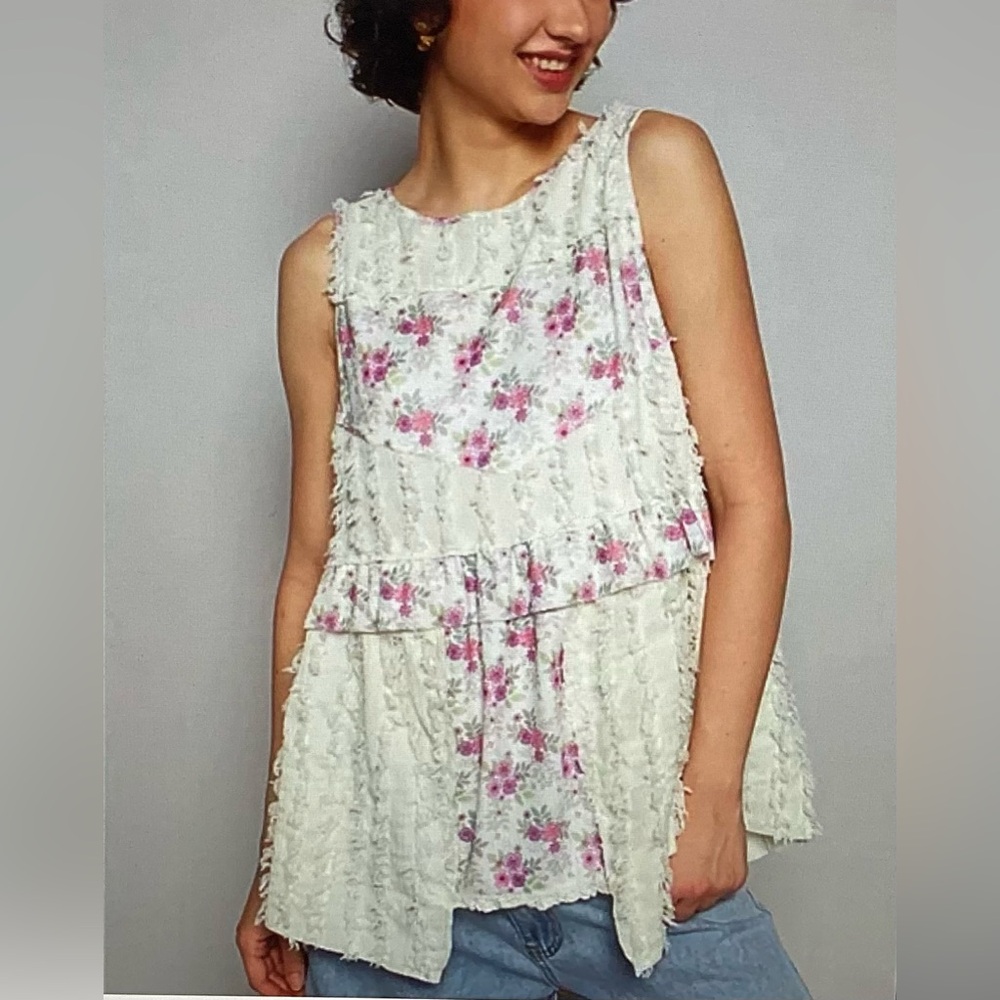 POL Floral Textured Sleeveless Top - Picture 2 of 5